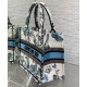 Replica Borsa tote Christian Dior piccola Dior Book ricamata con un blu notte bianco e pastello