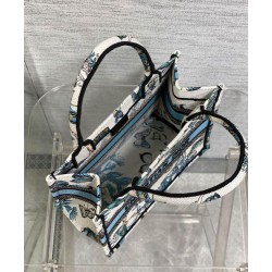 Replica Borsa tote Christian Dior piccola Dior Book ricamata con un blu notte bianco e pastello Replica Borsa tote Christian Dior piccola Dior Book ricamata con un blu notte bianco e pastello