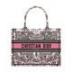 Replica Christian Dior Borsa tote media Dior Book Borsa rosa a tema Butterfly Around The World. Ricamo grafico Replica Christian Dior Borsa tote media Dior Book Borsa rosa a tema Butterfly Around The World. Ricamo grafico