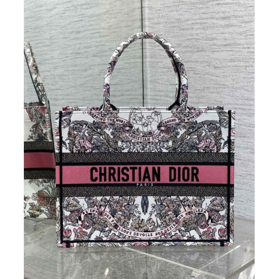 Replica Christian Dior Borsa tote media Dior Book Borsa rosa a tema Butterfly Around The World. Ricamo grafico Replica Christian Dior Borsa tote media Dior Book Borsa rosa a tema Butterfly Around The World. Ricamo grafico