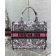 Replica Christian Dior Borsa tote media Dior Book Borsa rosa a tema Butterfly Around The World. Ricamo grafico Replica Christian Dior Borsa tote media Dior Book Borsa rosa a tema Butterfly Around The World. Ricamo grafico