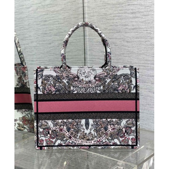 Replica Christian Dior Borsa tote media Dior Book Borsa rosa a tema Butterfly Around The World. Ricamo grafico Replica Christian Dior Borsa tote media Dior Book Borsa rosa a tema Butterfly Around The World. Ricamo grafico