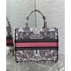 Replica Christian Dior Borsa tote media Dior Book Borsa rosa a tema Butterfly Around The World. Ricamo grafico Replica Christian Dior Borsa tote media Dior Book Borsa rosa a tema Butterfly Around The World. Ricamo grafico