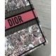 Replica Christian Dior Borsa tote media Dior Book Borsa rosa a tema Butterfly Around The World. Ricamo grafico Replica Christian Dior Borsa tote media Dior Book Borsa rosa a tema Butterfly Around The World. Ricamo grafico