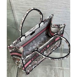 Replica Christian Dior Borsa tote media Dior Book Borsa rosa a tema Butterfly Around The World. Ricamo grafico