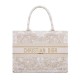 Replica Christian Dior Borsa tote media Dior Book dorata Con motivo Butterfly Around The World color oro e bianco Replica Christian Dior Borsa tote media Dior Book dorata Con motivo Butterfly Around The World color oro e bianco