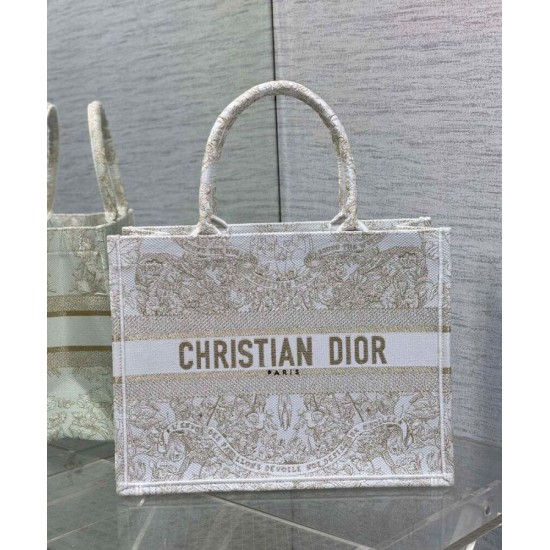 Replica Christian Dior Borsa tote media Dior Book dorata Con motivo Butterfly Around The World color oro e bianco Replica Christian Dior Borsa tote media Dior Book dorata Con motivo Butterfly Around The World color oro e bianco