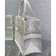 Replica Christian Dior Borsa tote media Dior Book dorata Con motivo Butterfly Around The World color oro e bianco Replica Christian Dior Borsa tote media Dior Book dorata Con motivo Butterfly Around The World color oro e bianco