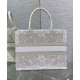 Replica Christian Dior Borsa tote media Dior Book dorata Con motivo Butterfly Around The World color oro e bianco Replica Christian Dior Borsa tote media Dior Book dorata Con motivo Butterfly Around The World color oro e bianco