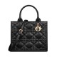 Replica Christian Dior Borsa tote Dior Book piccola Motivo Macrocannage nero con ciondoli D.I.O.R in metallo dalla finitura oro pallido Replica Christian Dior Borsa tote Dior Book piccola Motivo Macrocannage nero con ciondoli D.I.O.R in metallo dalla finitura oro pallido