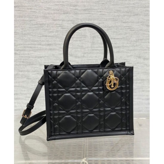 Replica Christian Dior Borsa tote Dior Book piccola Motivo Macrocannage nero con ciondoli D.I.O.R in metallo dalla finitura oro pallido Replica Christian Dior Borsa tote Dior Book piccola Motivo Macrocannage nero con ciondoli D.I.O.R in metallo dalla finitura oro pallido