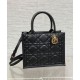 Replica Christian Dior Borsa tote Dior Book piccola Motivo Macrocannage nero con ciondoli D.I.O.R in metallo dalla finitura oro pallido Replica Christian Dior Borsa tote Dior Book piccola Motivo Macrocannage nero con ciondoli D.I.O.R in metallo dalla finitura oro pallido