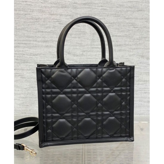 Replica Christian Dior Borsa tote Dior Book piccola Motivo Macrocannage nero con ciondoli D.I.O.R in metallo dalla finitura oro pallido Replica Christian Dior Borsa tote Dior Book piccola Motivo Macrocannage nero con ciondoli D.I.O.R in metallo dalla finitura oro pallido