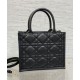 Replica Christian Dior Borsa tote Dior Book piccola Motivo Macrocannage nero con ciondoli D.I.O.R in metallo dalla finitura oro pallido Replica Christian Dior Borsa tote Dior Book piccola Motivo Macrocannage nero con ciondoli D.I.O.R in metallo dalla finitura oro pallido