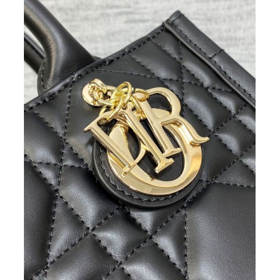 Replica Christian Dior Borsa tote Dior Book piccola Motivo Macrocannage nero con ciondoli D.I.O.R in metallo dalla finitura oro pallido Replica Christian Dior Borsa tote Dior Book piccola Motivo Macrocannage nero con ciondoli D.I.O.R in metallo dalla finitura oro pallido