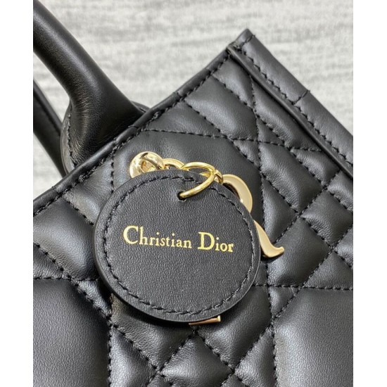 Replica Christian Dior Borsa tote Dior Book piccola Motivo Macrocannage nero con ciondoli D.I.O.R in metallo dalla finitura oro pallido Replica Christian Dior Borsa tote Dior Book piccola Motivo Macrocannage nero con ciondoli D.I.O.R in metallo dalla finitura oro pallido