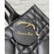 Replica Christian Dior Borsa tote Dior Book piccola Motivo Macrocannage nero con ciondoli D.I.O.R in metallo dalla finitura oro pallido Replica Christian Dior Borsa tote Dior Book piccola Motivo Macrocannage nero con ciondoli D.I.O.R in metallo dalla finitura oro pallido