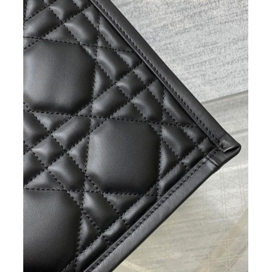 Replica Christian Dior Borsa tote Dior Book piccola Motivo Macrocannage nero con ciondoli D.I.O.R in metallo dalla finitura oro pallido Replica Christian Dior Borsa tote Dior Book piccola Motivo Macrocannage nero con ciondoli D.I.O.R in metallo dalla finitura oro pallido