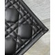 Replica Christian Dior Borsa tote Dior Book piccola Motivo Macrocannage nero con ciondoli D.I.O.R in metallo dalla finitura oro pallido Replica Christian Dior Borsa tote Dior Book piccola Motivo Macrocannage nero con ciondoli D.I.O.R in metallo dalla finitura oro pallido