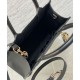 Replica Christian Dior Borsa tote Dior Book piccola Motivo Macrocannage nero con ciondoli D.I.O.R in metallo dalla finitura oro pallido Replica Christian Dior Borsa tote Dior Book piccola Motivo Macrocannage nero con ciondoli D.I.O.R in metallo dalla finitura oro pallido