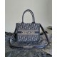 Replica Borsa tote Christian Dior piccola Dior Book Ricami Dior Oblique blu scuro e pelle di vitello