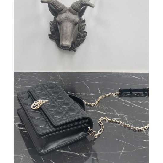 Replica Borsa con manico superiore Christian Dior Miss Dior nera