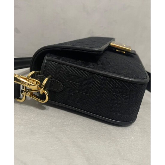 Replica Borsa baguette media Fendi con motivo FF in rilievo 8BR600 nera