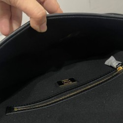 Replica Borsa baguette media Fendi con motivo FF in rilievo 8BR600 nera