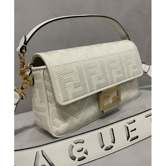 Replica Borsa Baguette media Fendi con motivo FF in rilievo 8BR600 Crema