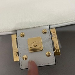 Replica Borsa Baguette media Fendi con motivo FF in rilievo 8BR600 Crema