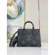 Replica Borsa tote Louis Vuitton OnTheGo PM FLIGHT MODE M46733 con borchie Replica Borsa tote Louis Vuitton OnTheGo PM FLIGHT MODE M46733 con borchie