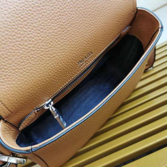 Replica Borsa a tracolla Prada con patta granulata marrone
