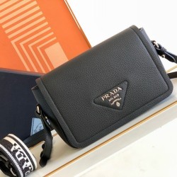 Replica Borsa a tracolla Prada con patta nera granulata