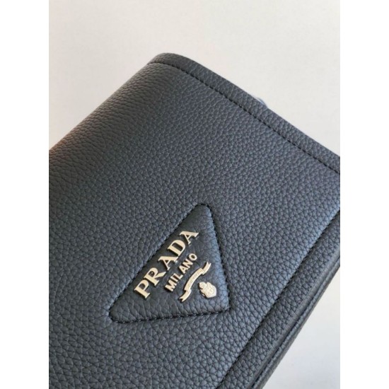 Replica Borsa a tracolla Prada con patta nera granulata