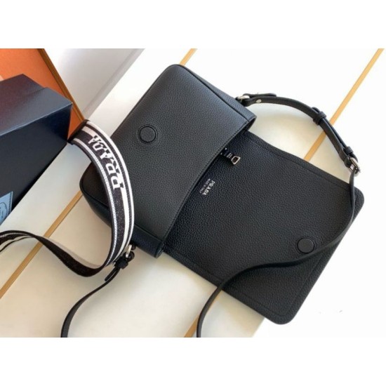 Replica Borsa a tracolla Prada con patta nera granulata
