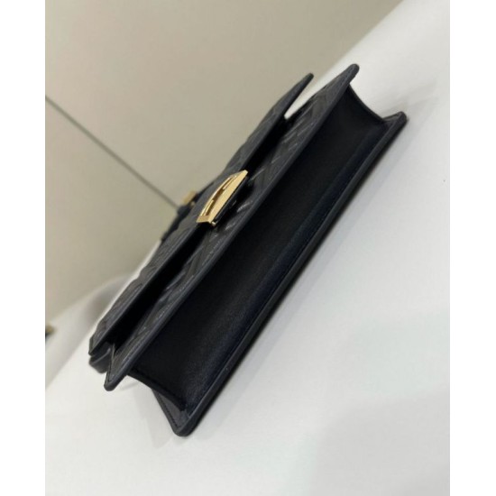 Replica Portafoglio baguette Fendi con catena Borsa Fendi nera