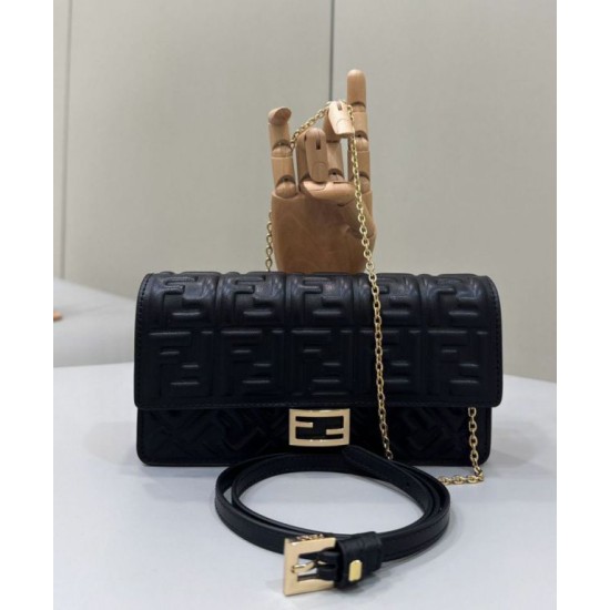 Replica Portafoglio baguette Fendi con catena Borsa Fendi nera