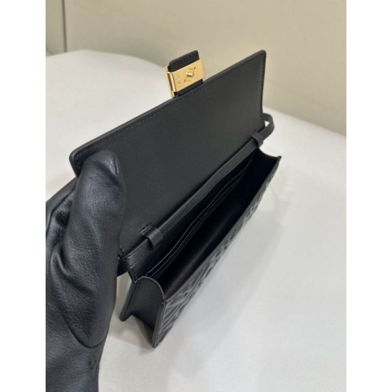 Replica Portafoglio baguette Fendi con catena Borsa Fendi nera