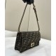Replica Portafoglio baguette Fendi su catena Borsa Fendi ricamo FF Marrone