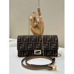 Replica Portafoglio baguette Fendi su catena Borsa Fendi ricamo FF Marrone