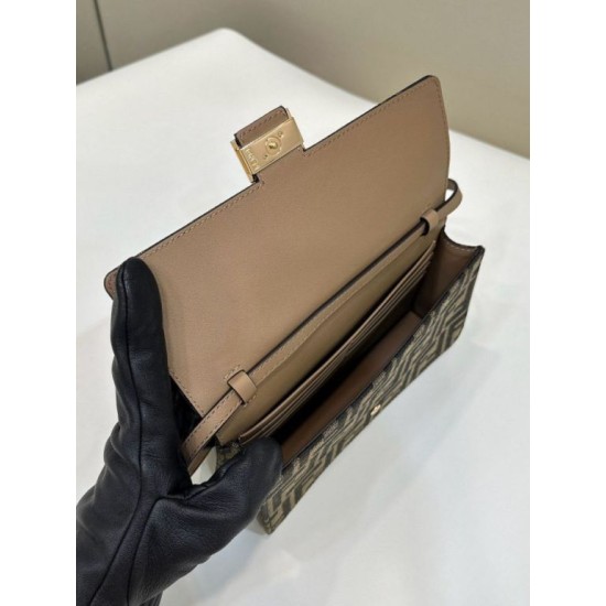 Replica Portafoglio baguette Fendi su catena Borsa Fendi ricamo FF Marrone