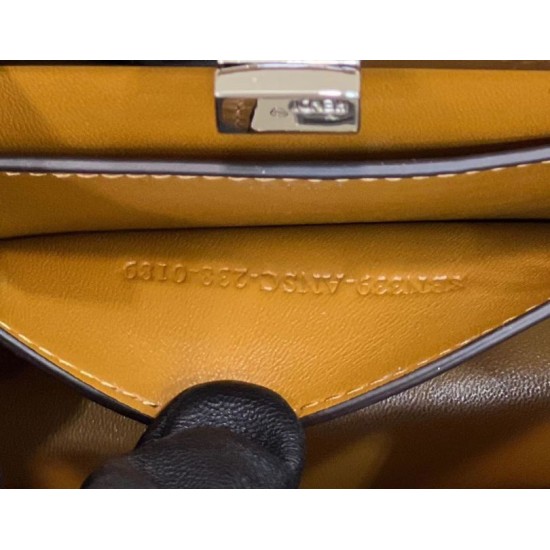 Replica Borsa Fendi Fendi Peekaboo Cut Petite Media Bianca