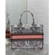 Replica Dior Medium Book Tote Borsa Dior Farfalla intorno al mondo ricamato