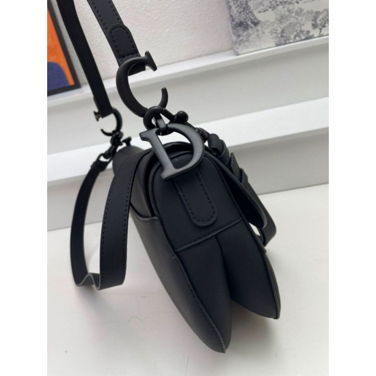 Replica Borsa Saddle Dior con tracolla in pelle di vitello ultraopaca nera