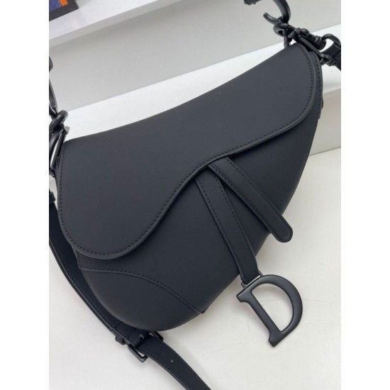 Replica Borsa Saddle Dior con tracolla in pelle di vitello ultraopaca nera