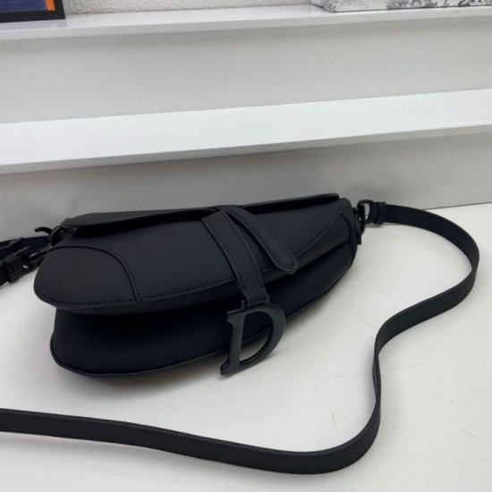 Replica Borsa Saddle Dior con tracolla in pelle di vitello ultraopaca nera