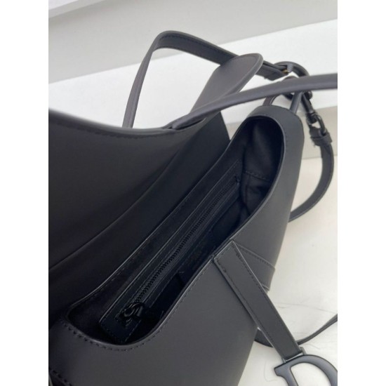 Replica Borsa Saddle Dior con tracolla in pelle di vitello ultraopaca nera