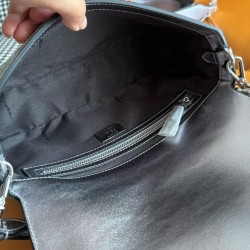 Replica Borsa Fendi Baguette Media Borchie Sfaccettate motivo FF 8BR600 Argento