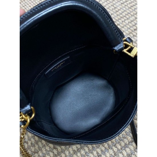 Replica Borsa a secchiello YSL Saint Laurent Gaby con patta superiore nera Replica Borsa a secchiello YSL Saint Laurent Gaby con patta superiore nera