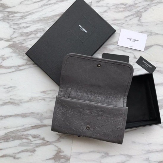 Replica Portafoglio grande YSL Saint Laurent Niki in pelle increspata vintage grigio scuro Replica Portafoglio grande YSL Saint Laurent Niki in pelle increspata vintage grigio scuro